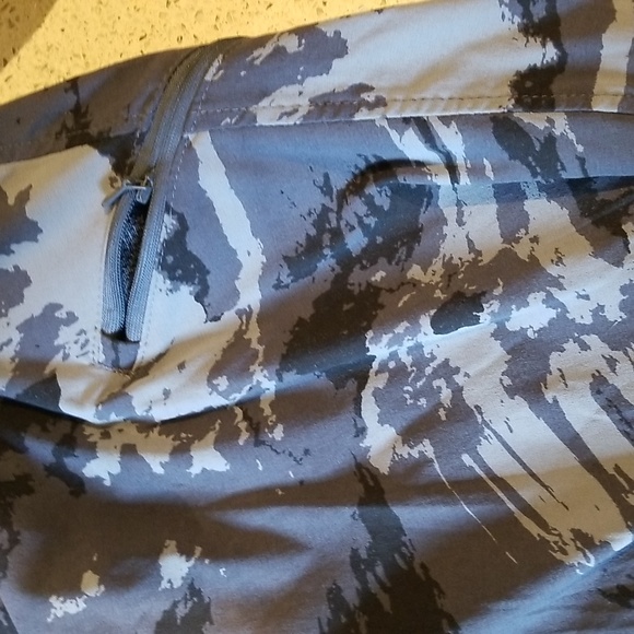 Women's Mountain HardWear grey black camo side zip pockets covered back szL - Picture 6 of 6